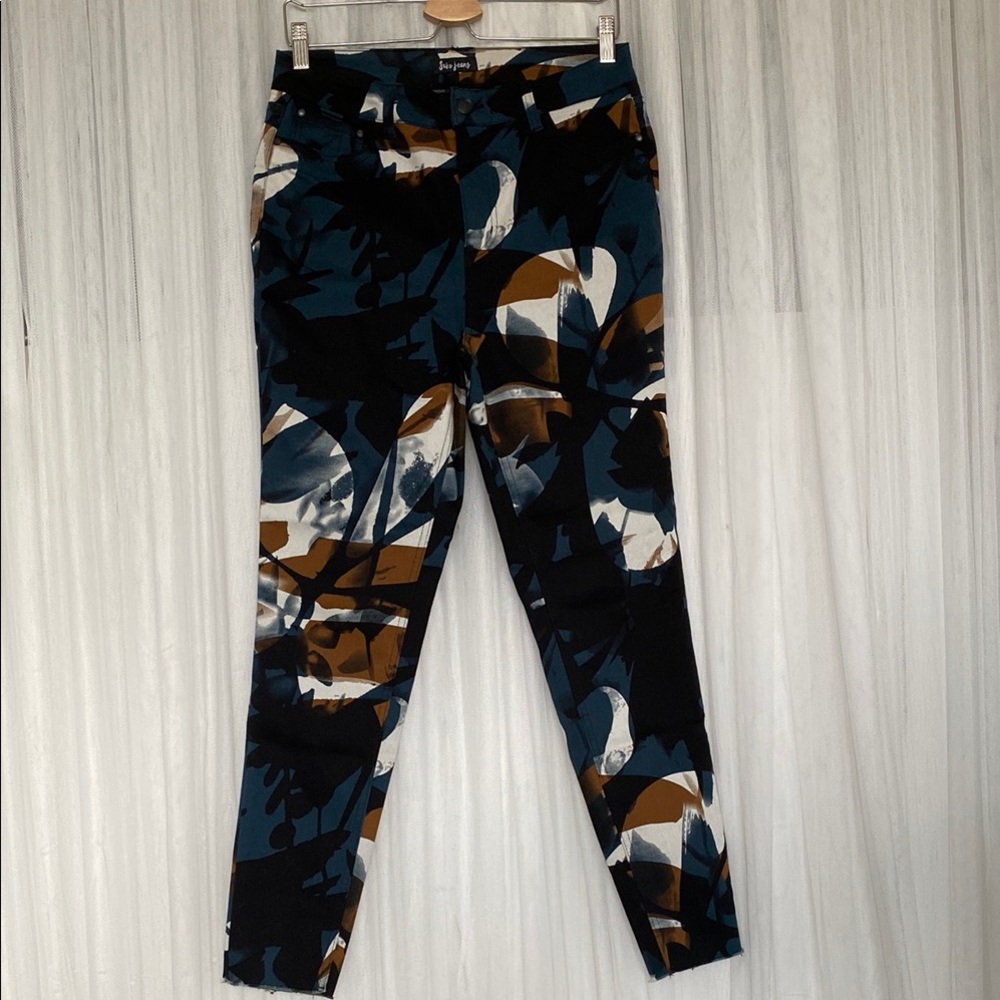 Suko Jeans Abstract Patterned Pants!
Size 8